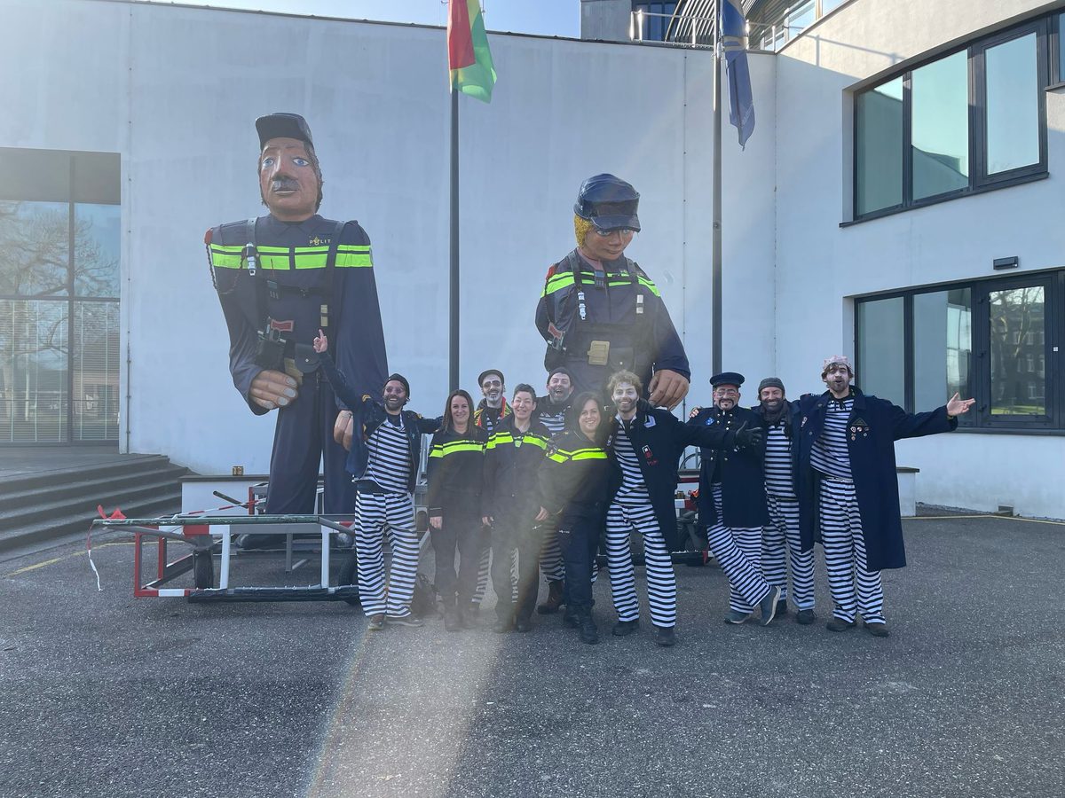 Govies bij het politiebureau